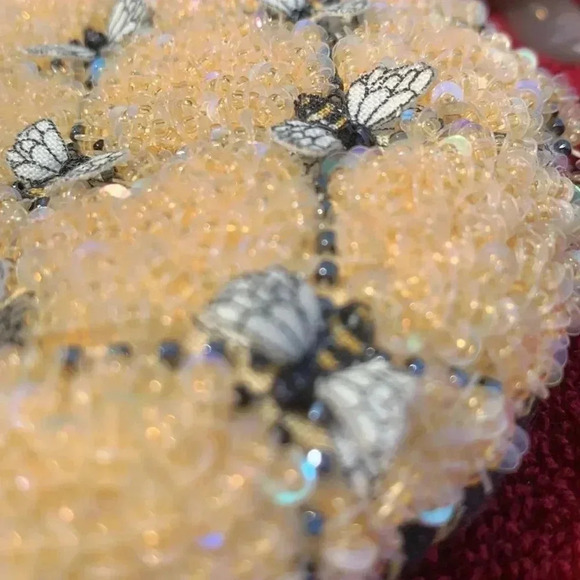 Noelle Piegsa- handcrafted Busy  as a Bee-eyeglass case - Picture 4 of 6